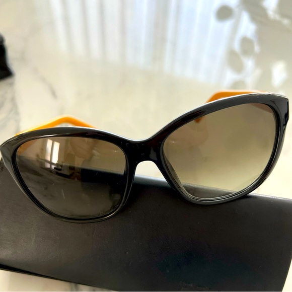 Fendi Sumglasses ✨✨ - Picture 5 of 10